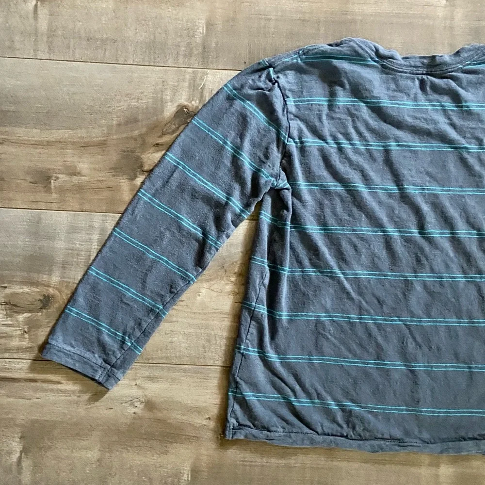 GAP Gray & Blue Striped Slub Knit V-neck Button Pocket Long Sleeve Tee